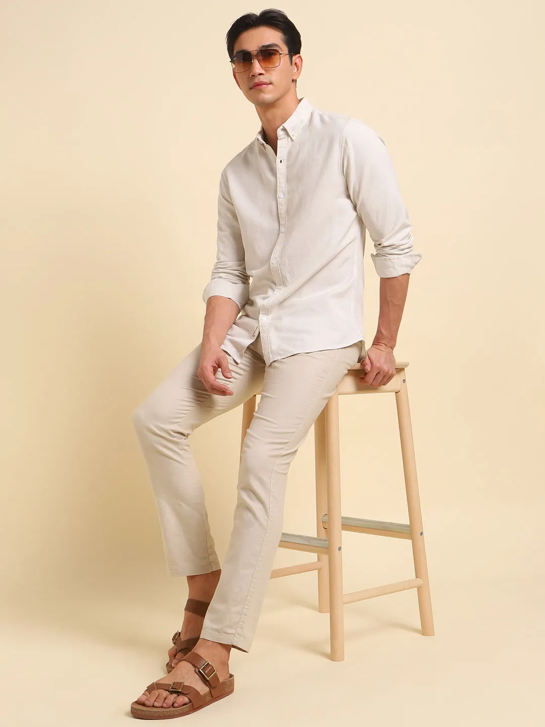 Men's Slim Fit Off White Solid Button Down Collar & Full Sleeves Casual Shirt